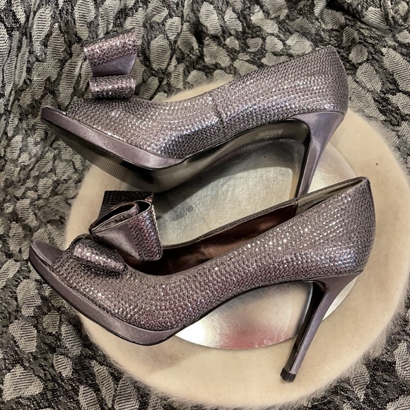 Stepping Out 👠 Beautiful Shiny Heels with Double Bow 🎀 - Picture 3 of 11